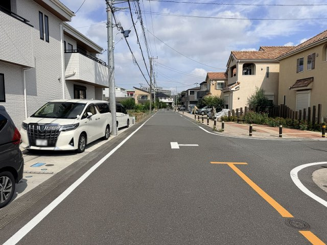 【前面道路含む現地写真】 | 和光市南1丁目　中古一戸建住宅（成増店） | 【販売現地／外観写真】
高性能外壁材「ヘーベルパワーボード」

厚さ37mmのALC気泡構造がもたらす、重厚感あるデザインと優れた遮音性。
高い耐久性能で、住まいの価値と安心を長く守り続けます。