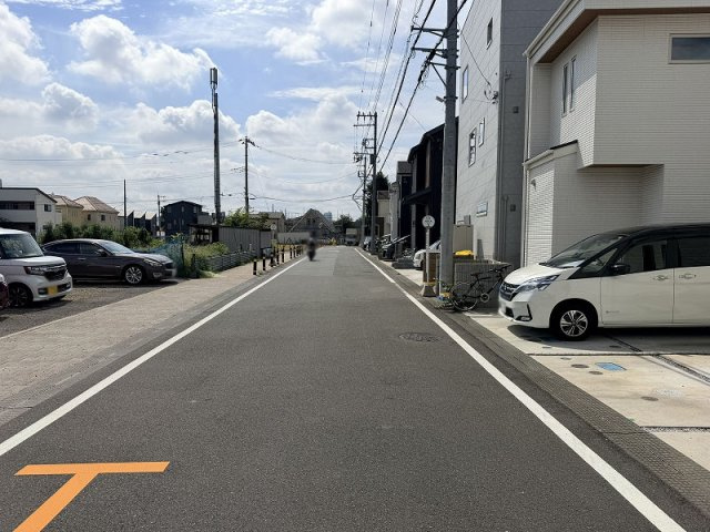 【前面道路含む現地写真】 | 和光市南1丁目　中古一戸建住宅（成増店） | 【販売現地／前面道路】
ベビーカーや車いす移動も快適な幅員8.0ｍ歩車分離道路

広々とした前面道路により、車の出し入れやすれ違いもスムーズ。
歩道がしっかりと整備され、小さなお子様の通学時も安心