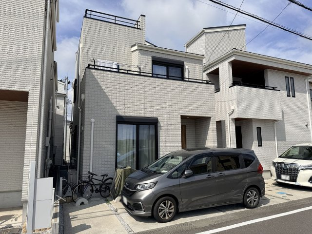【外観】 | 和光市南1丁目　中古一戸建住宅（成増店） | 【販売現地／前面道路】
街全体で夜の安心を守る「あかり協定」

暗くなると各住戸のエクステリア照明が自動点灯。
夜間の防犯性を高めると同時に、夜遅い帰宅時でも足元を明るく照らし、家族の安全を守ります。