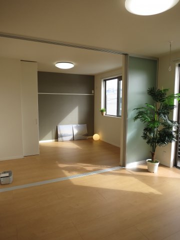 学園の森２LDK：グランフォレスタの居間・リビング|洋室との間に段差がないので広々と使うこともできます