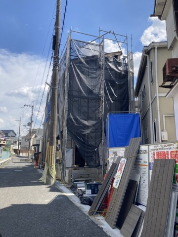 枚方市 養父東町　１号棟　新築 一戸建ての前面道路含む現地写真|2026年8月撮影
