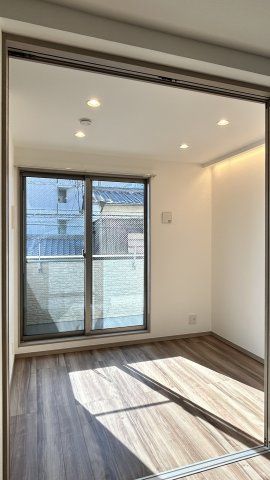 TRIOVE大牟田駅前の洋室|※同型物件参考写真（床：ノーチェ柄　ブラウン）