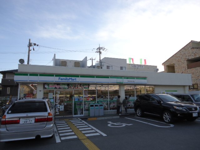 リンダ　カーサの周辺|ファミリーマート箕面小野原西店まで634ｍ