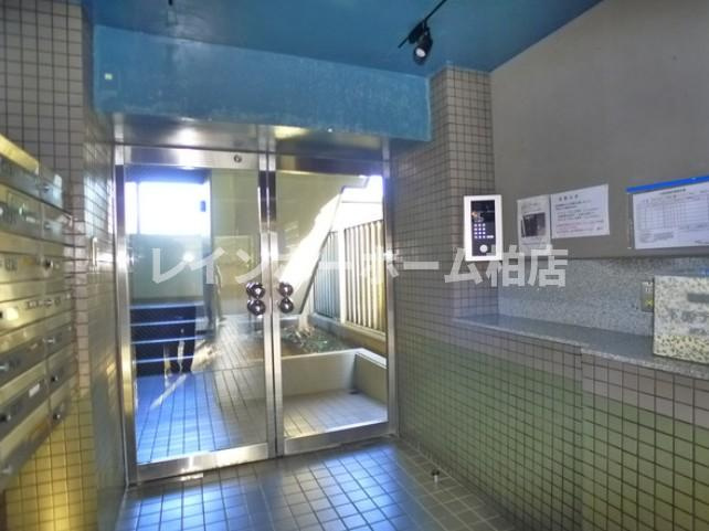 仲介手数料50％半額キャンペーン物件のエントランス|建物の内部です