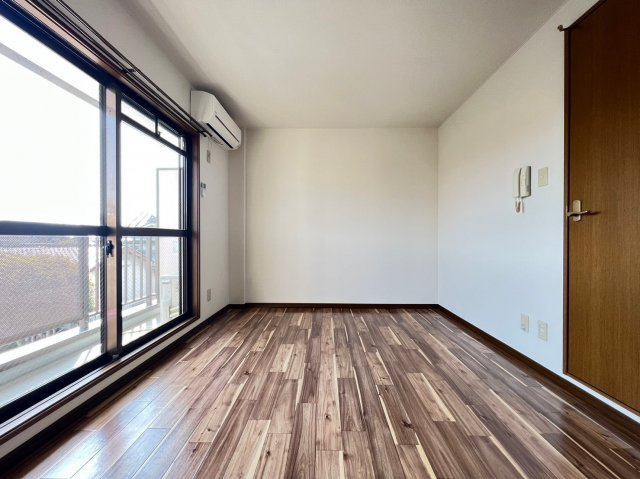 ペディコート池田豊島南の洋室|バルコニーに面した明るく日当たりの良い住空間です