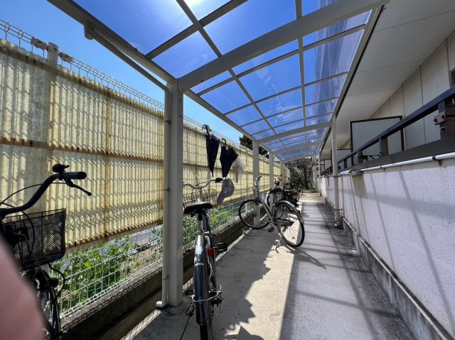 ペディコート池田豊島南のその他共用部分|屋根付き駐輪場があります