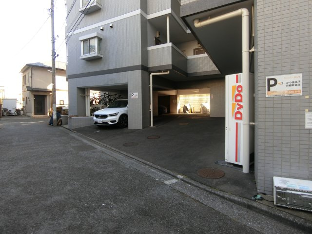 ユーコート新丸子の駐車場