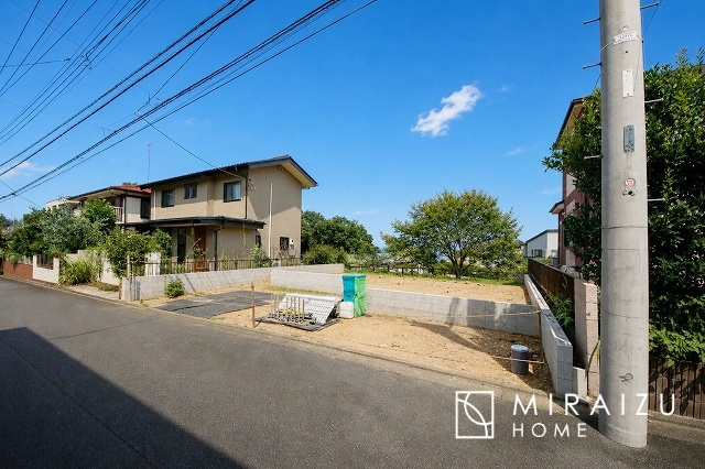 【外観】 | 青く澄み渡った綺麗な空と、陽の光をたっぷりと受ける、そんな新築住宅で新生活をスタートしてみませんか？見学・ご相談等、ミライズホーム(株)までお気軽にご連絡下さい。