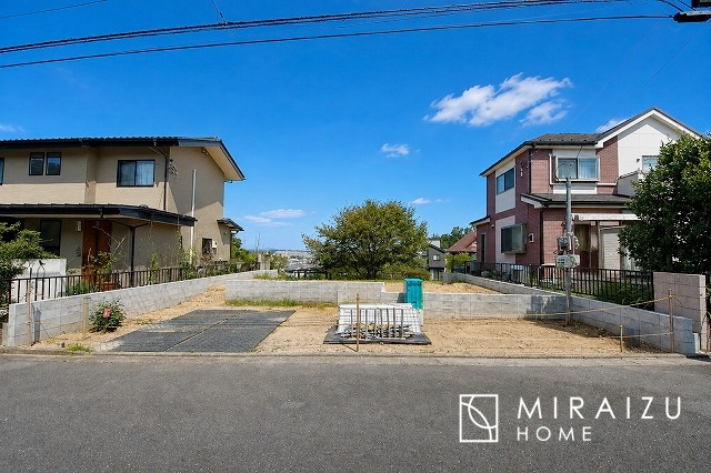 【前面道路含む現地写真】 | 人生100年時代、永く安心してお住まいいただくために、大切なご家族と財産を守ることのできる地震に強い安心な住宅！お休みの日にご家族で見学はいかがでしょう♪