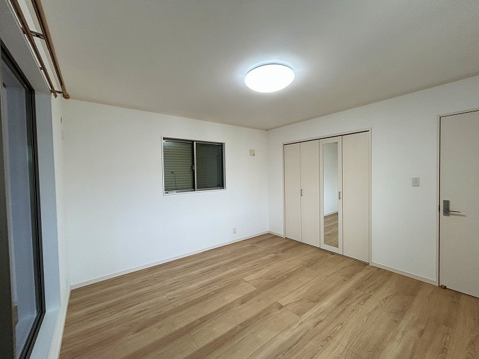 2階東側洋室8帖ベランダに面したお部屋です。