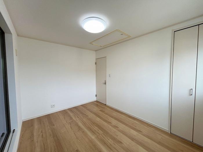 2階北側洋室6帖、屋根裏収納有