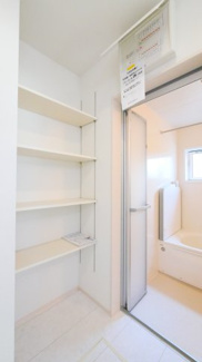 【収納】 | 甲斐市竜王新町 オール電化新築 全2棟 2号棟 並列駐車3台 | 同仕様現場写真