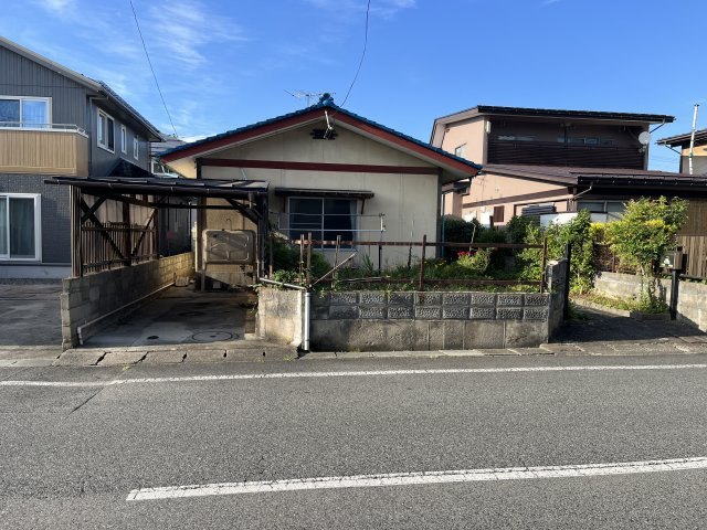 山形市篭田２丁目8-11の前面道路含む現地写真