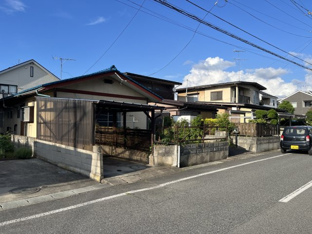 山形市篭田２丁目8-11の前面道路含む現地写真