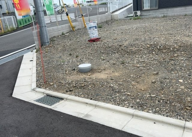 【外観】 | 土地の形が極端に長細かったり、狭小地、あるいは道路との高低差がある傾斜地だった場合、後々売ろうとしても買い手がつかない場合もあります。後々、売却することになった時に価値の下がらない土地を選びましょう。