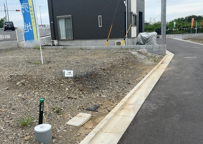 【外観】 | 土地の面積＝住宅面積ではありません。建ぺい率の問題などで、土地のある場所によって住宅を建てられる面積は限られています。高さもしかり、「土地」という言葉の中には、建築条件も含まれると考えておきましょう。