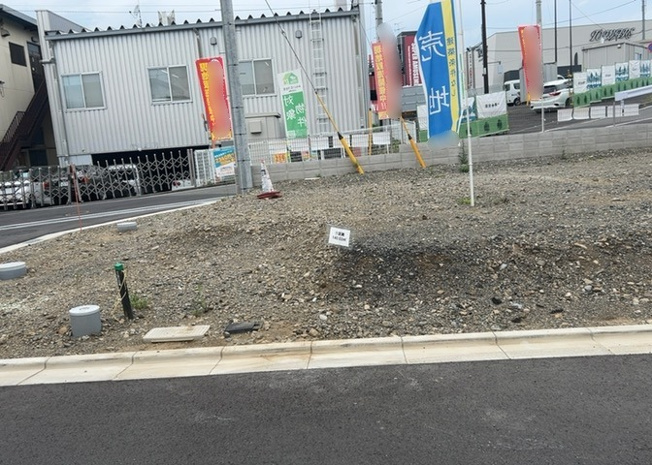 【外観】 | 家を建てる場合、方位は要チェックです。現実的に日当たりのよい家ならばリビングは南側、建築基準法でも北側に当たる家への配慮は求められています。土地を見学に行く際は、方位磁針を持って行くようにしましょう。