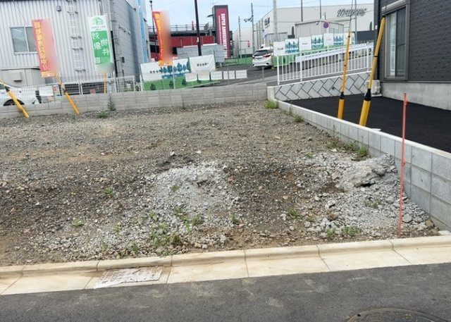 【外観】 | 土地を買う際、住む地域の自治体や福祉の補助制度にも注目してみましょう。子供や老人の医療補助やゴミ出しのルールなど、自治体によってルールに大きな違いがあるため、暮らしやすい土地で判断するとよいでしょう。