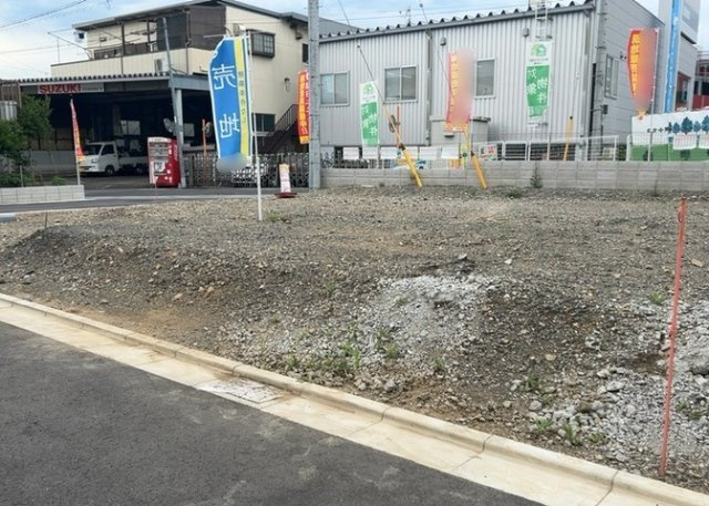 【外観】 | 土地の前の道路に消火栓が設置されていることがあります。この場合、道路交通法第45条第1項により、駐車禁止の場所が指定されています。そのため、車庫などの駐車スペースをつくることができない場合があります。