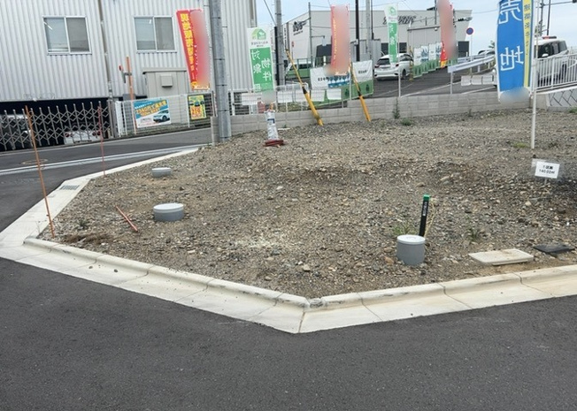 【外観】 | 現地に行くなら、物件の周囲の地形がどうなっているかを見ることも大切です。周辺より低くなっている土地では、大雨などで水が集まりやすいため、地盤が弱くなっているということも考えられるため、注意が必要です。