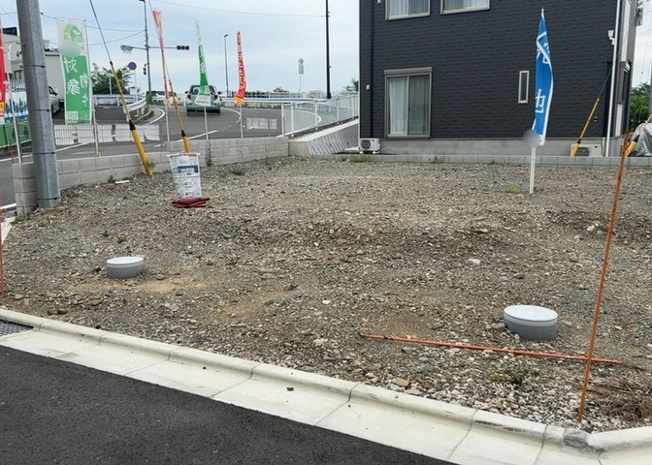 【外観】 | 土地購入を検討されている場合、境界杭がない状態で購入してしまうと境界確定測量をする必要があり、費用がかかります。購入の前に、売主、隣土地所有者立ち合いのもと境界を確定し境界杭を設置するのがベストです。