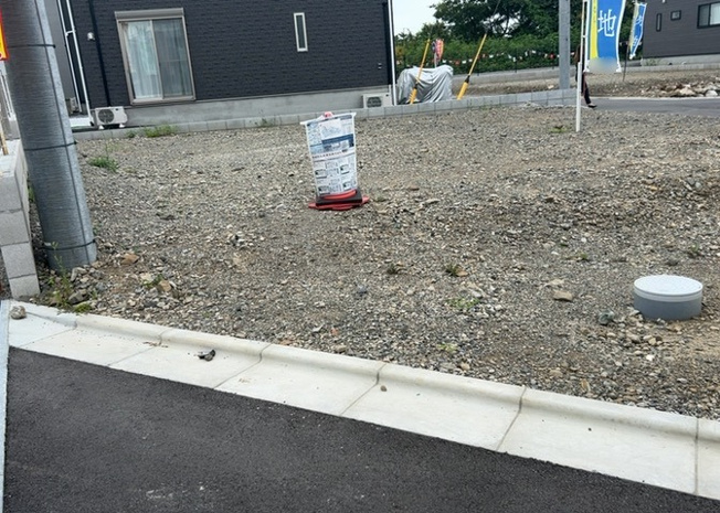 【外観】 | 人が暮らすうえで日光は大切な要素となります。日当たりの良さは譲れないポイントですね。併せて近くに大きな建築物の建築予定がないか、あるいはそれが可能な土地が近くにないか事前に確認することもお勧めします。