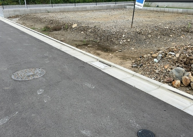 【外観】 | 土地の形が極端に長細かったり、狭小地、あるいは道路との高低差がある傾斜地だった場合、後々売ろうとしても買い手がつかない場合もあります。後々、売却することになった時に価値の下がらない土地を選びましょう。
