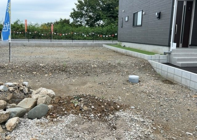 【外観】 | 家を建てる場合、方位は要チェックです。現実的に日当たりのよい家ならばリビングは南側、建築基準法でも北側に当たる家への配慮は求められています。土地を見学に行く際は、方位磁針を持って行くようにしましょう。