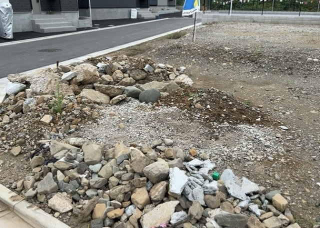 【外観】 | 土地を買う際、住む地域の自治体や福祉の補助制度にも注目してみましょう。子供や老人の医療補助やゴミ出しのルールなど、自治体によってルールに大きな違いがあるため、暮らしやすい土地で判断するとよいでしょう。