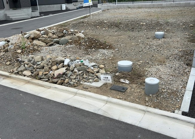【外観】 | 土地の前の道路に消火栓が設置されていることがあります。この場合、道路交通法第45条第1項により、駐車禁止の場所が指定されています。そのため、車庫などの駐車スペースをつくることができない場合があります。