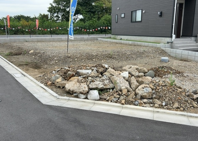 【外観】 | 物件の詳細については、現地を見てわかること以外に、役所や法務局などで調べないとわからないことがあります。そのため、現地に行く場合は、もしこの物件を買ったらどのような生活ができるかをイメージしましょう。