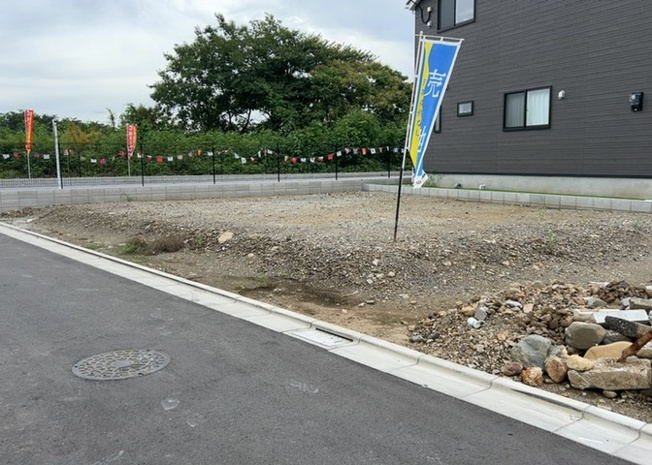 【外観】 | 隣家の土地はどうなっているのか、生活利便施設が近くにあるのか、学校まで近いかなど、お客様のライフスタイルにあわせたイメージが重要です。また、近くにあると困る施設が近くにないかも確認するといいでしょう。