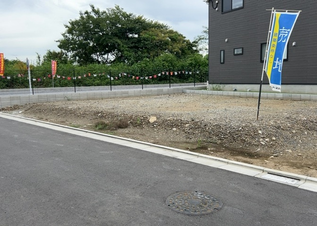 【外観】 | 土地購入を検討されている場合、境界杭がない状態で購入してしまうと境界確定測量をする必要があり、費用がかかります。購入の前に、売主、隣土地所有者立ち合いのもと境界を確定し境界杭を設置するのがベストです。