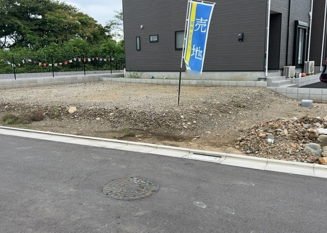 【外観】 | 人が暮らすうえで日光は大切な要素となります。日当たりの良さは譲れないポイントですね。併せて近くに大きな建築物の建築予定がないか、あるいはそれが可能な土地が近くにないか事前に確認することもお勧めします。