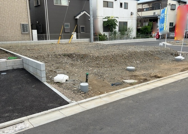 【外観】 | 家を建てる場合、方位は要チェックです。現実的に日当たりのよい家ならばリビングは南側、建築基準法でも北側に当たる家への配慮は求められています。土地を見学に行く際は、方位磁針を持って行くようにしましょう。