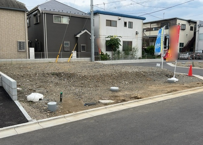 【外観】 | 土地を買う際、住む地域の自治体や福祉の補助制度にも注目してみましょう。子供や老人の医療補助やゴミ出しのルールなど、自治体によってルールに大きな違いがあるため、暮らしやすい土地で判断するとよいでしょう。