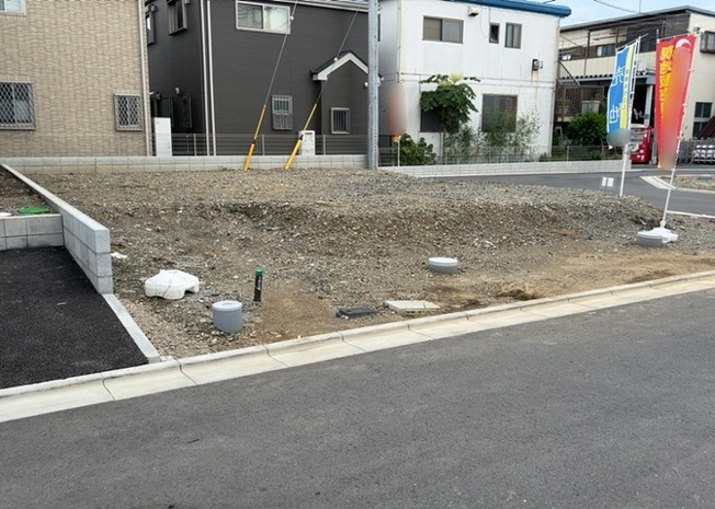 【外観】 | 土地の前の道路に消火栓が設置されていることがあります。この場合、道路交通法第45条第1項により、駐車禁止の場所が指定されています。そのため、車庫などの駐車スペースをつくることができない場合があります。