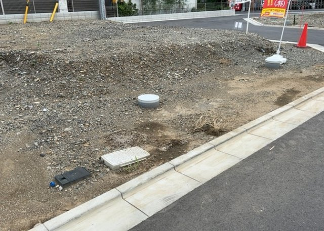 【外観】 | 現地に行くなら、物件の周囲の地形がどうなっているかを見ることも大切です。周辺より低くなっている土地では、大雨などで水が集まりやすいため、地盤が弱くなっているということも考えられるため、注意が必要です。