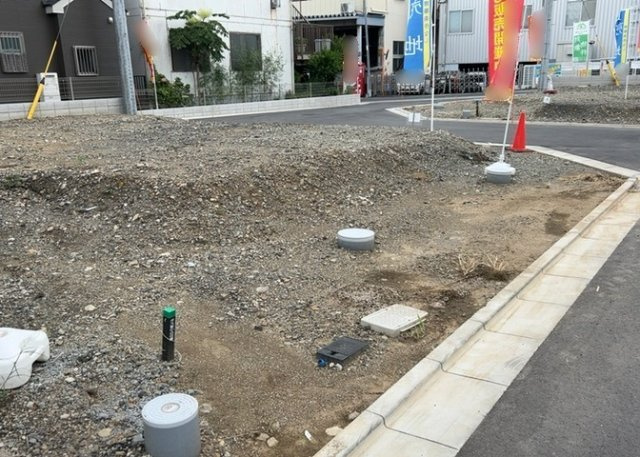 【外観】 | 隣家の土地はどうなっているのか、生活利便施設が近くにあるのか、学校まで近いかなど、お客様のライフスタイルにあわせたイメージが重要です。また、近くにあると困る施設が近くにないかも確認するといいでしょう。