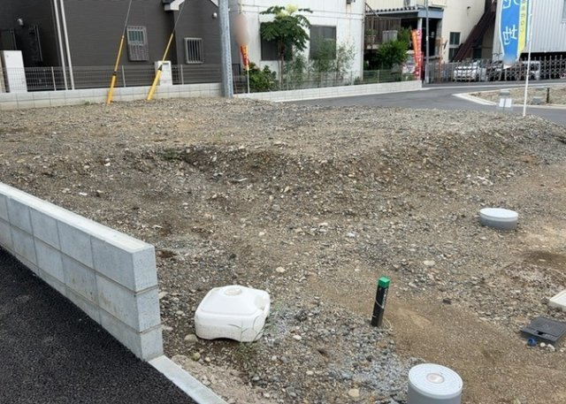 【外観】 | 土地購入を検討されている場合、境界杭がない状態で購入してしまうと境界確定測量をする必要があり、費用がかかります。購入の前に、売主、隣土地所有者立ち合いのもと境界を確定し境界杭を設置するのがベストです。