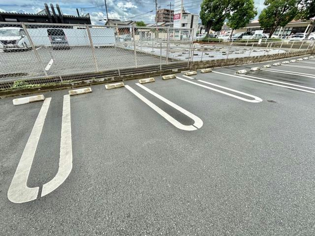 シャーメゾン田寺東の駐車場