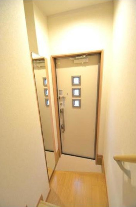 中野区大和町１丁目のアパートの玄関