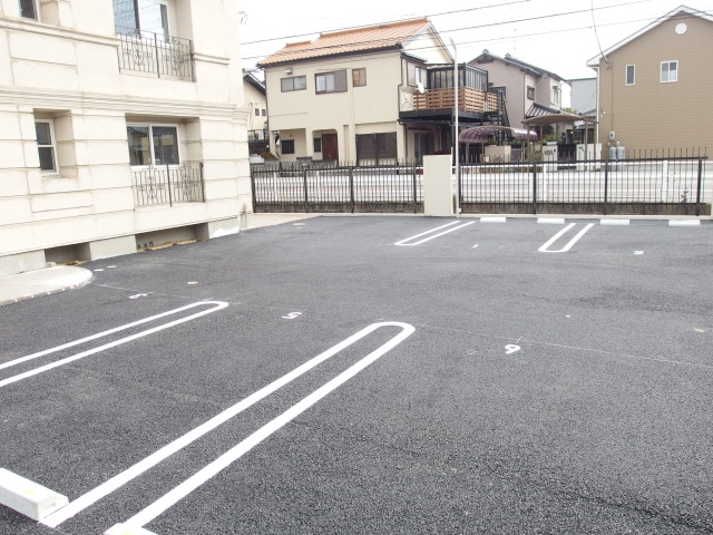 リーブルスティルＡの駐車場