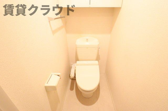 ロイヤルプラザのトイレ|落ち着いた色調のトイレです