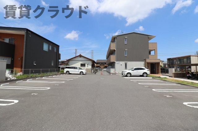 ロイヤルプラザの駐車場|駐車場があるので、車を買う予定の方も安心です