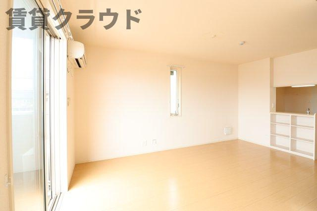 ロイヤルプラザの居間・リビング|こちらの居間で趣味の時間をお楽しみください