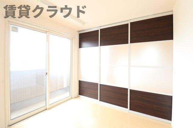 ロイヤルプラザの洋室|落ち着いた色調の洋室です