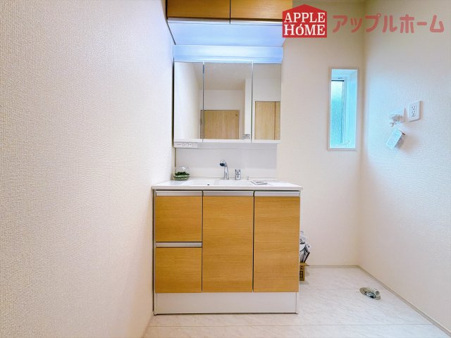 [新築住宅] 羽生市南羽生1丁目 全1棟の独立洗面台|鏡の裏に歯ブラシや化粧水、整髪料など小物を隠して収納でき、生活感を出さずに綺麗な空間に保てます。また、左右の鏡を動かすことで横や後ろ向きの姿をチェックできるのも嬉しいポイントです♪