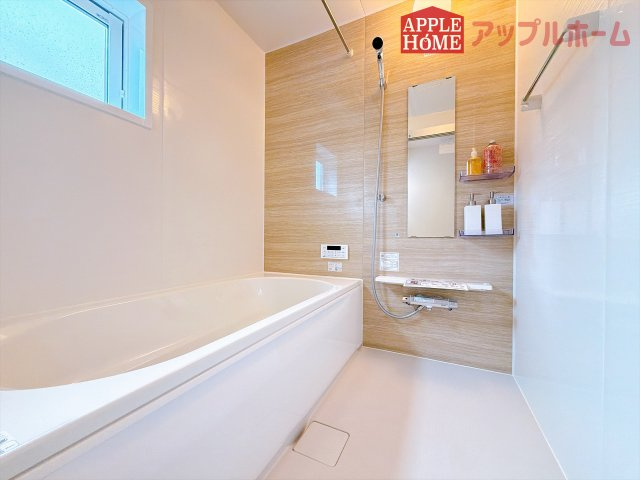 [新築住宅] 羽生市南羽生1丁目 全1棟の浴室|窓付きのバスルームは、採光もあり明るく気持ちの良い空間です。窓があることで、換気環境も良好。掃除もスムーズに出来ます♪