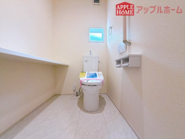 [新築住宅] 羽生市南羽生1丁目 全1棟のトイレ|白を基調とした清潔感のある明るい空間。温水洗浄便座付きで、毎日快適・清潔に使用できます。操作しやすい壁面リモコンを採用しています。